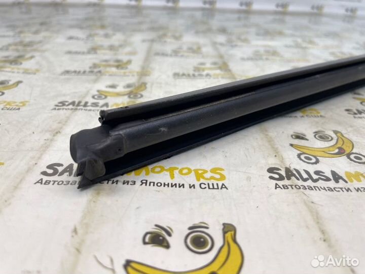 Уплотнитель стекла двери задний правый Volkswagen