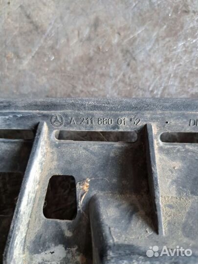 Кронштейн заднего бампера Mercedes W211