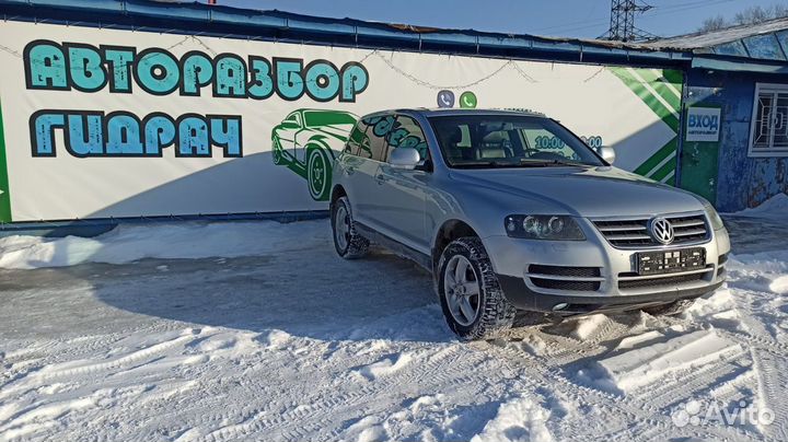 Стекло двери передней левой Volkswagen Touareg 7L0