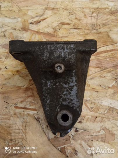 Кронштейн двигателя правый Mercedes Benz w202