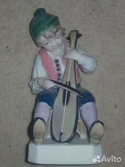 Фарфоровая статуэтка