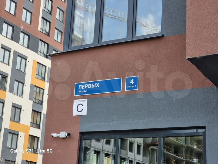 1этаж,Витрины,104м(62+42м),Ул Первых 4к2