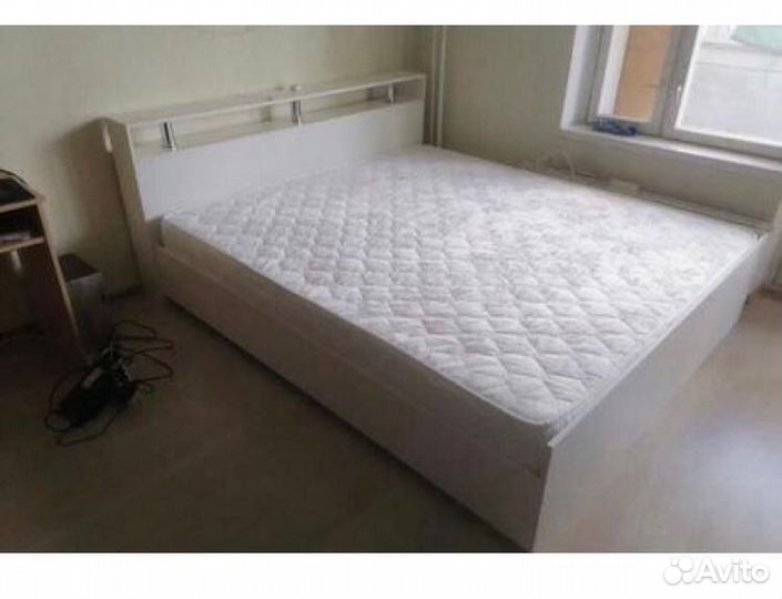 Кровать с матрасом