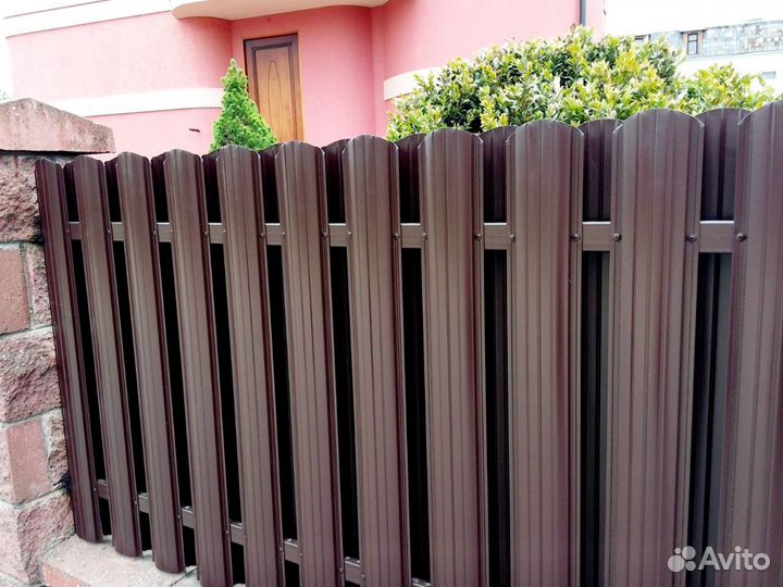 Металлический штакетник для забора / евроштакетник