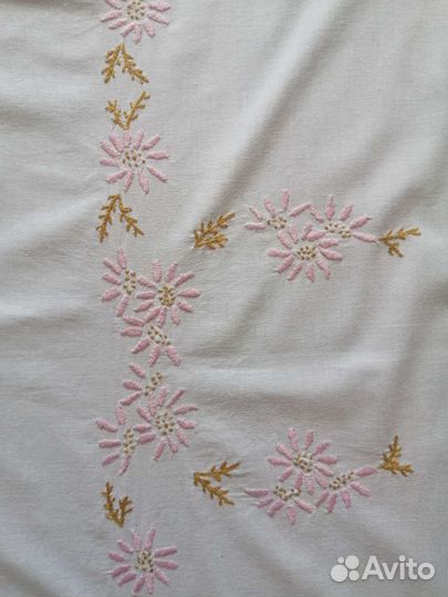 Скатерть с вышивкой овальная