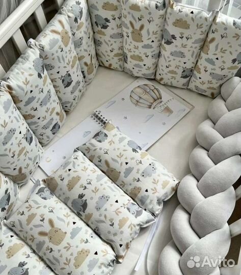 Бортики в кроватку. Косичка. Подушки