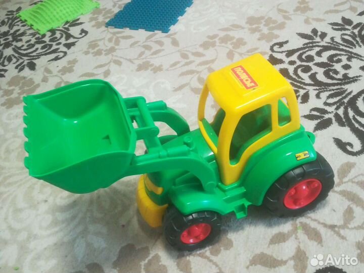 Трактор большой