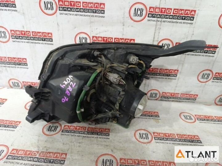 Фара правая toyota voxy