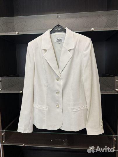 Костюм брючный белый р.42,46