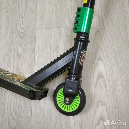 Трюковой самокат с пластиковыми дисками в колесах