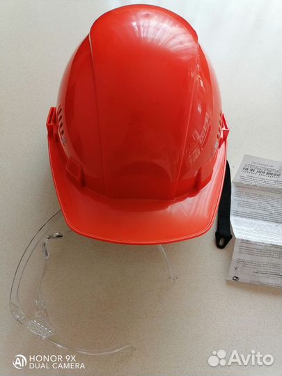 Каска строительная +защитные очки. новое