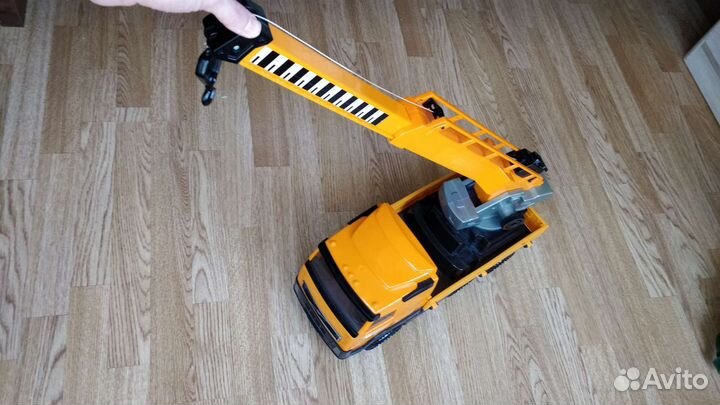 Машина с краном игрушка