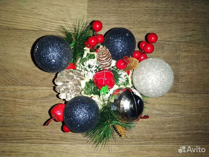 Новогодняя композиция в ëлкой и шишками