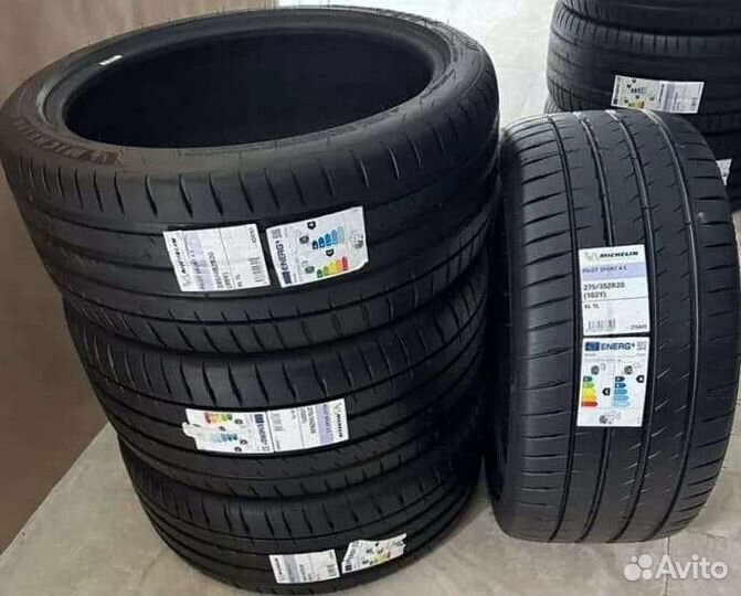 Michelin Pilot Sport 4 S 245/40 R20 и 275/35 R20 102V