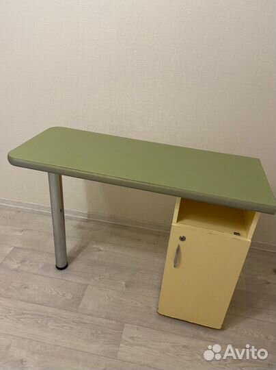 Маникюрный стол