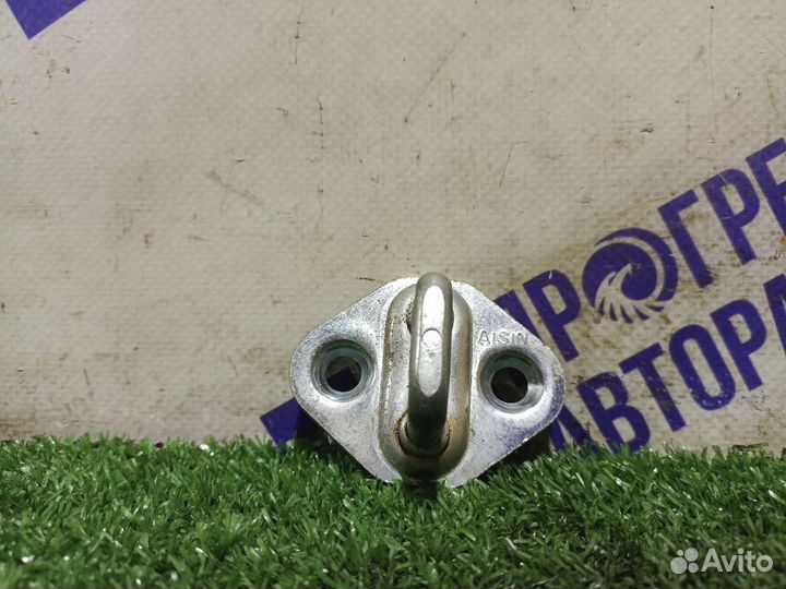 Ответная часть замка двери Toyota Corolla хетчбек