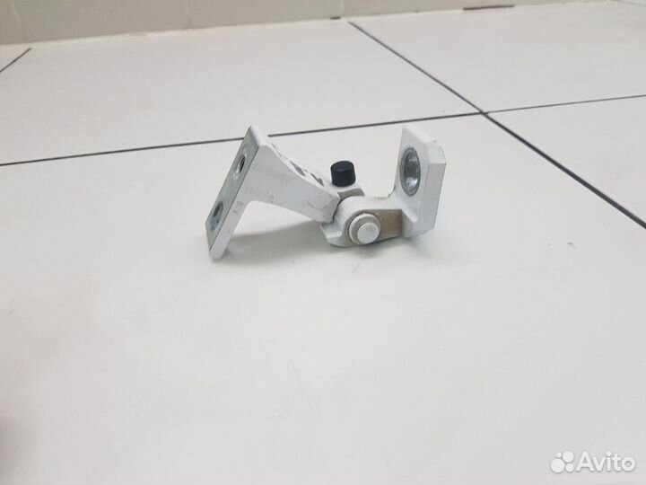 Петля двери задняя левая верхняя