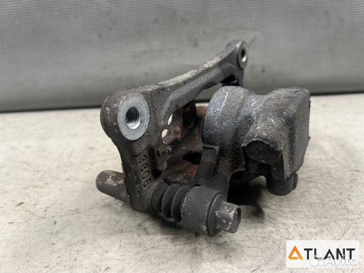 Суппорт задний правый mitsubishi delica D:5