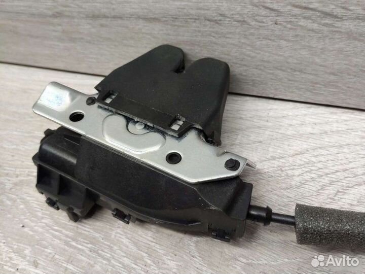 Замок крышки багажника Mercedes C W204