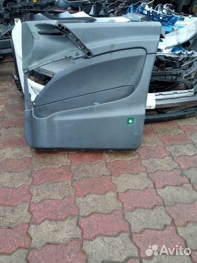Mercedes Vito 639 правая дверная обшивка дверей