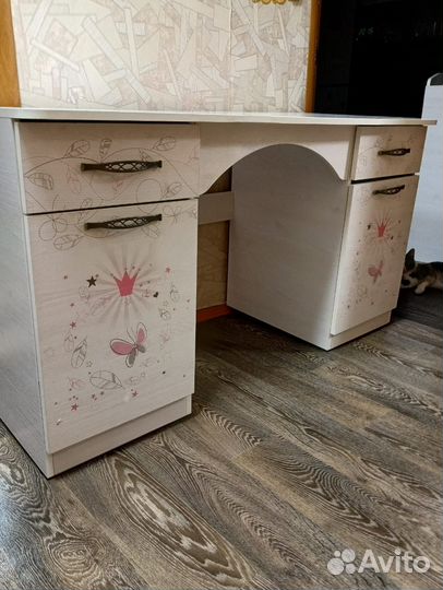Письменный стол для девочки бу