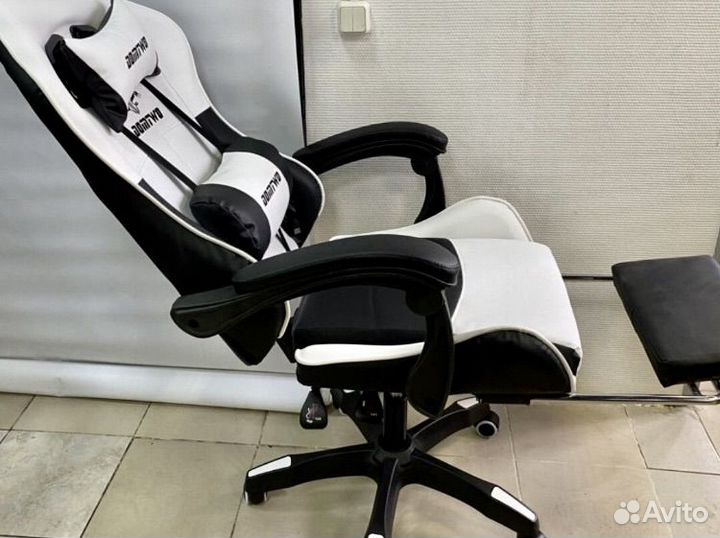 Игровое кресло черно белое