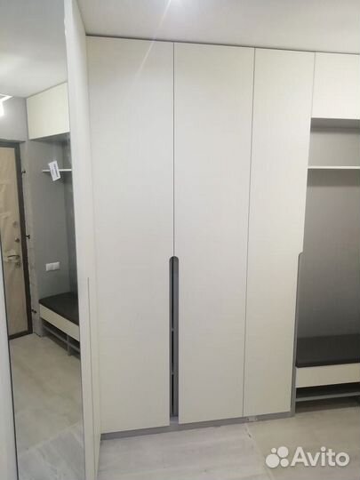 Шкаф на заказ яркого цвета