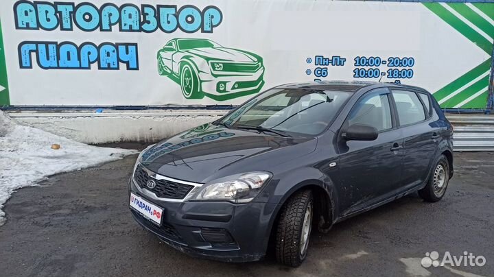 Накладка стекла заднего правого Kia Ceed 83220-1H0