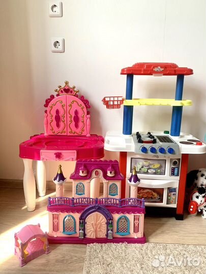 Кухня, столик и замок