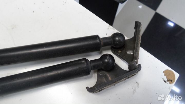 Амортизатор крышки багажника toyota probox левая