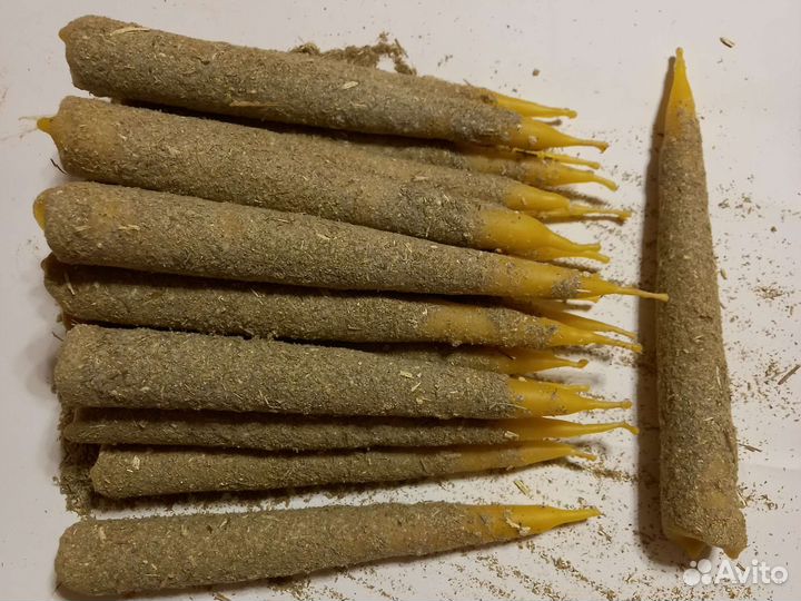 Свеча из пчелиного воска с полынью