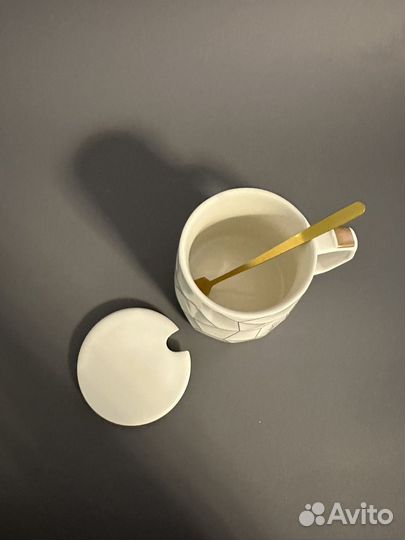 Кружка белая подарочная с крышкой и ложкой