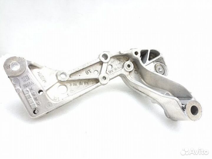 Кронштейн опоры двигателя правый Volkswagen Passat