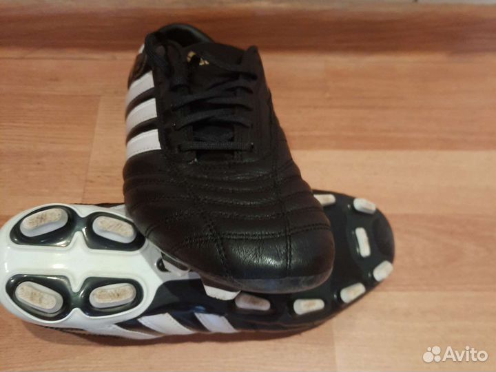 Футбольные бутсы adidas