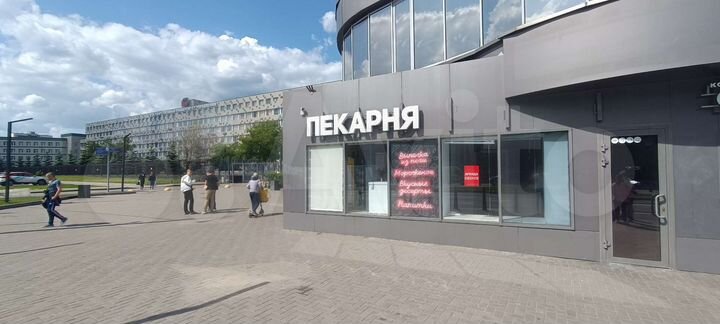 40 м² в ТЦ и 16м2 на фасаде ТЦ