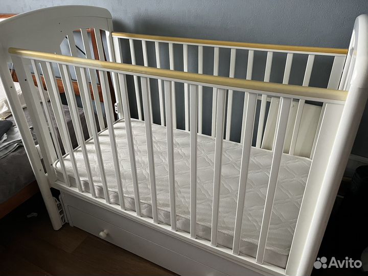 Пеленальный столик и кроватка