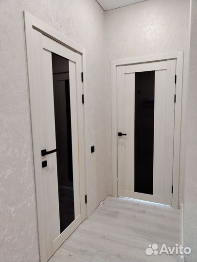 Светлые межкомнатные двери с чёрным стеклом