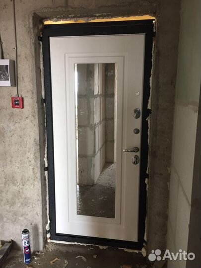 Входная дверь со склада с зеркалом
