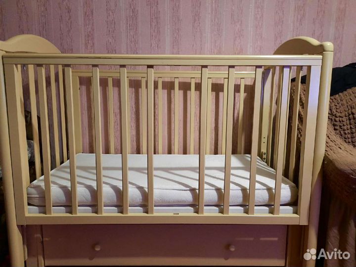 Детская кроватка с продольным маятником