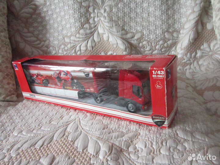 Конструктор, железный человек и модель грузовика