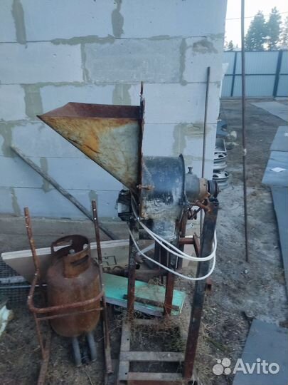 Мельница (дробилка) для зерна бу