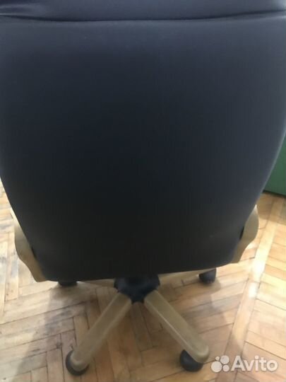 Офисное кожаное кресло бу