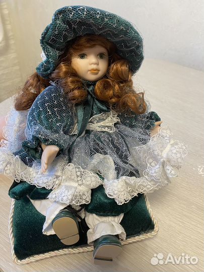 Кукла фарфоровая механическая с музыкой