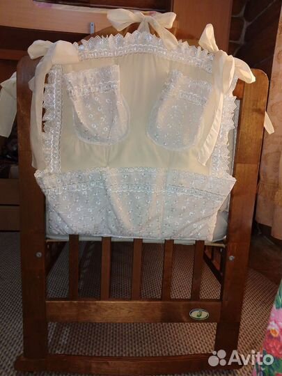 Детская кроватка с маятником