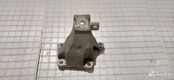 Кронштейн двигателя правый Audi A6 C6 AUK