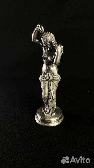 Серебряная статуэтка обнаженной молодой девушки