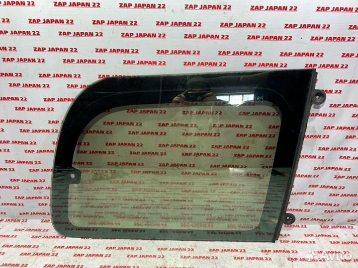 Стекло боковое заднее правое Mitsubishi Delica