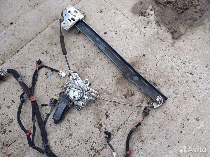 Передний левый электростеклоподъёмник Hyundai Getz