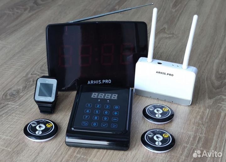 В кальян-клубы - кнопка вызова персонала и часы