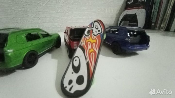 3 машинок и скейт в подарок